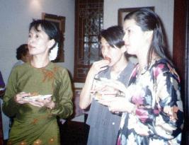 Suu Kyi meets Asian women's repr